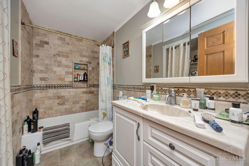 2920 Minton Road Hamilton, OH 45013 - Photo 6 of 39 Bathroom primary residence