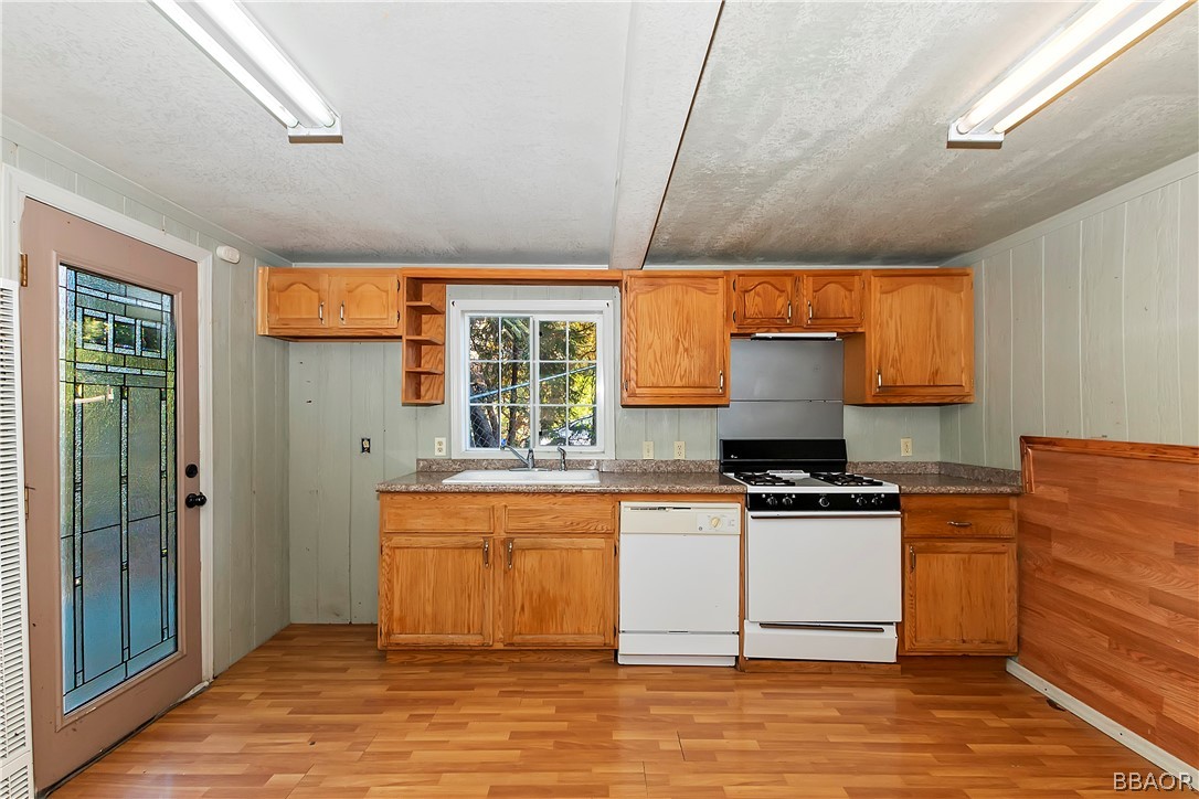 24020 Bowl Road Crestline, CA 92325 - Photo 12 of 35 a kitchen with stainless steel appliances granite countertop a stove a sink and a refrigerator