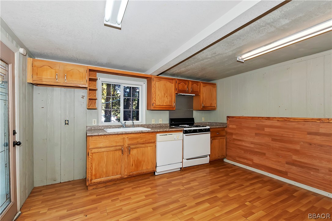 24020 Bowl Road Crestline, CA 92325 - Photo 13 of 35 a kitchen with stainless steel appliances granite countertop a stove a sink and a refrigerator