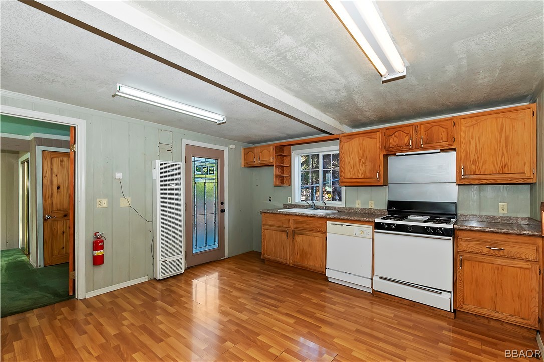 24020 Bowl Road Crestline, CA 92325 - Photo 10 of 35 a kitchen with stainless steel appliances granite countertop a stove a sink and a refrigerator