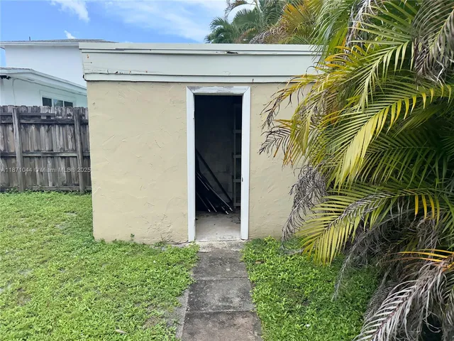 a view of a small yard in front of house