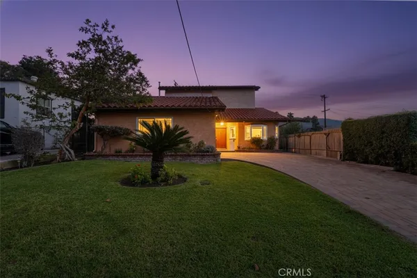 a view of a house with a yard