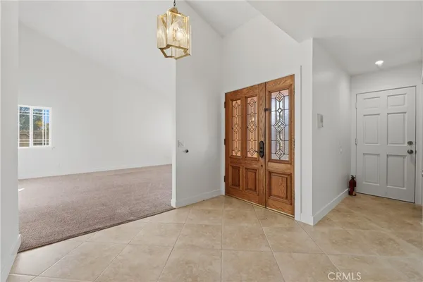 a view of a big room with closet and windows