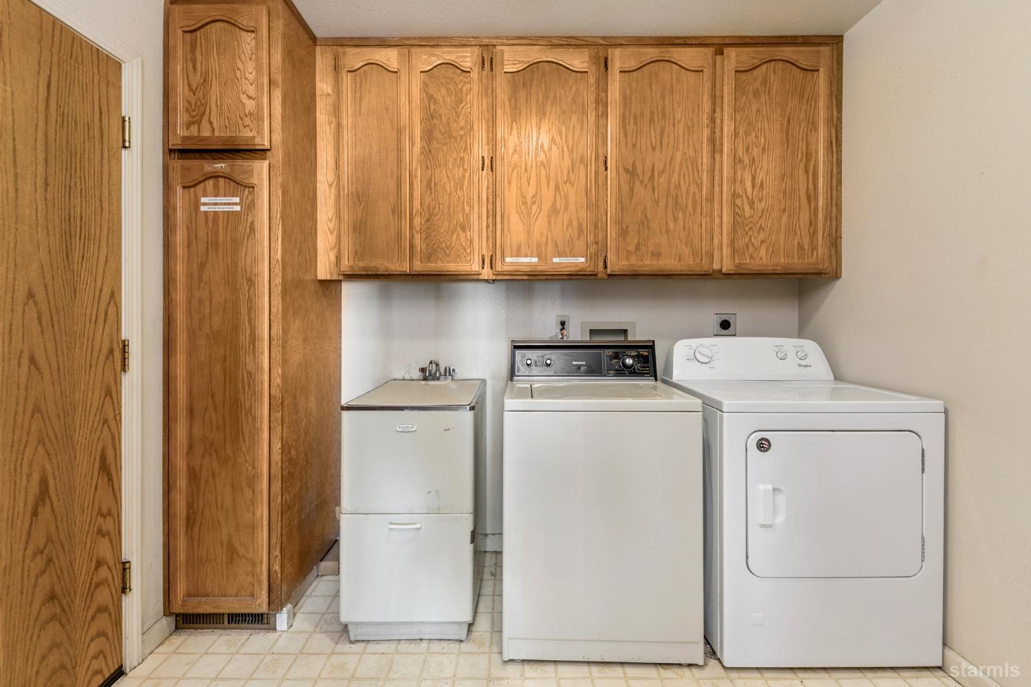 2699 Elwood Avenue South Lake Tahoe, CA 96150 - Photo 17 of 27 a utility room with dryer and washer
