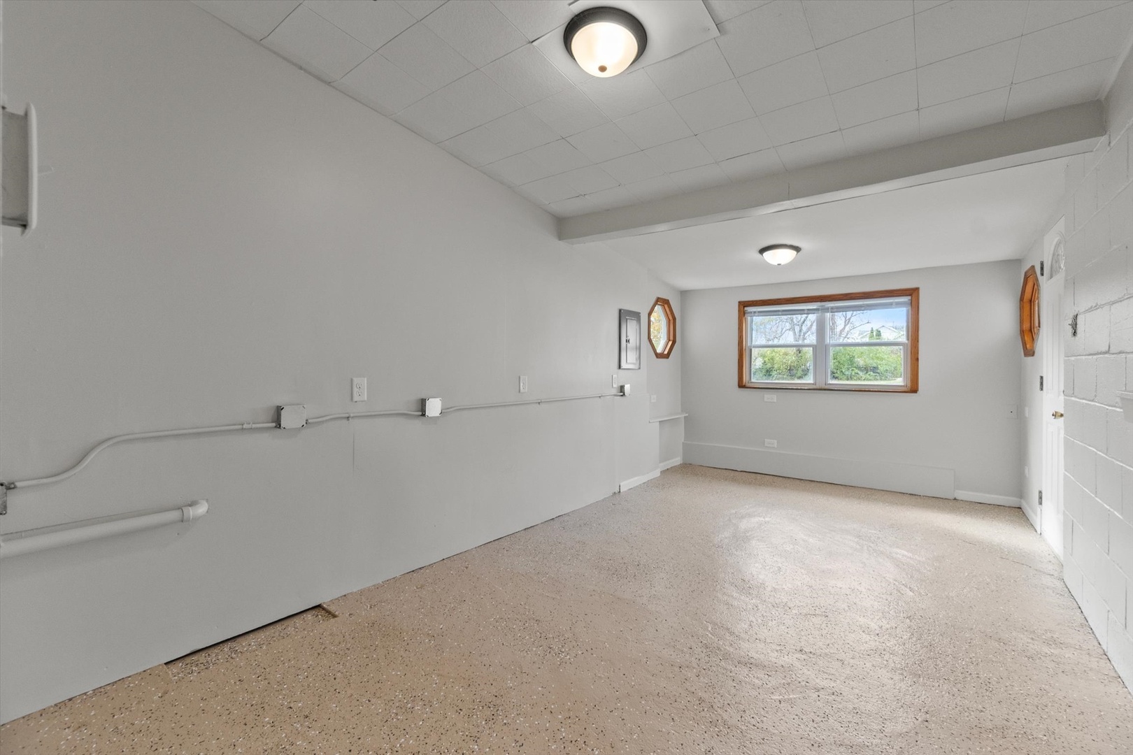 913 Ogden Road New Lenox, IL 60451 - Photo 29 of 41 a view of a livingroom with an empty space and window