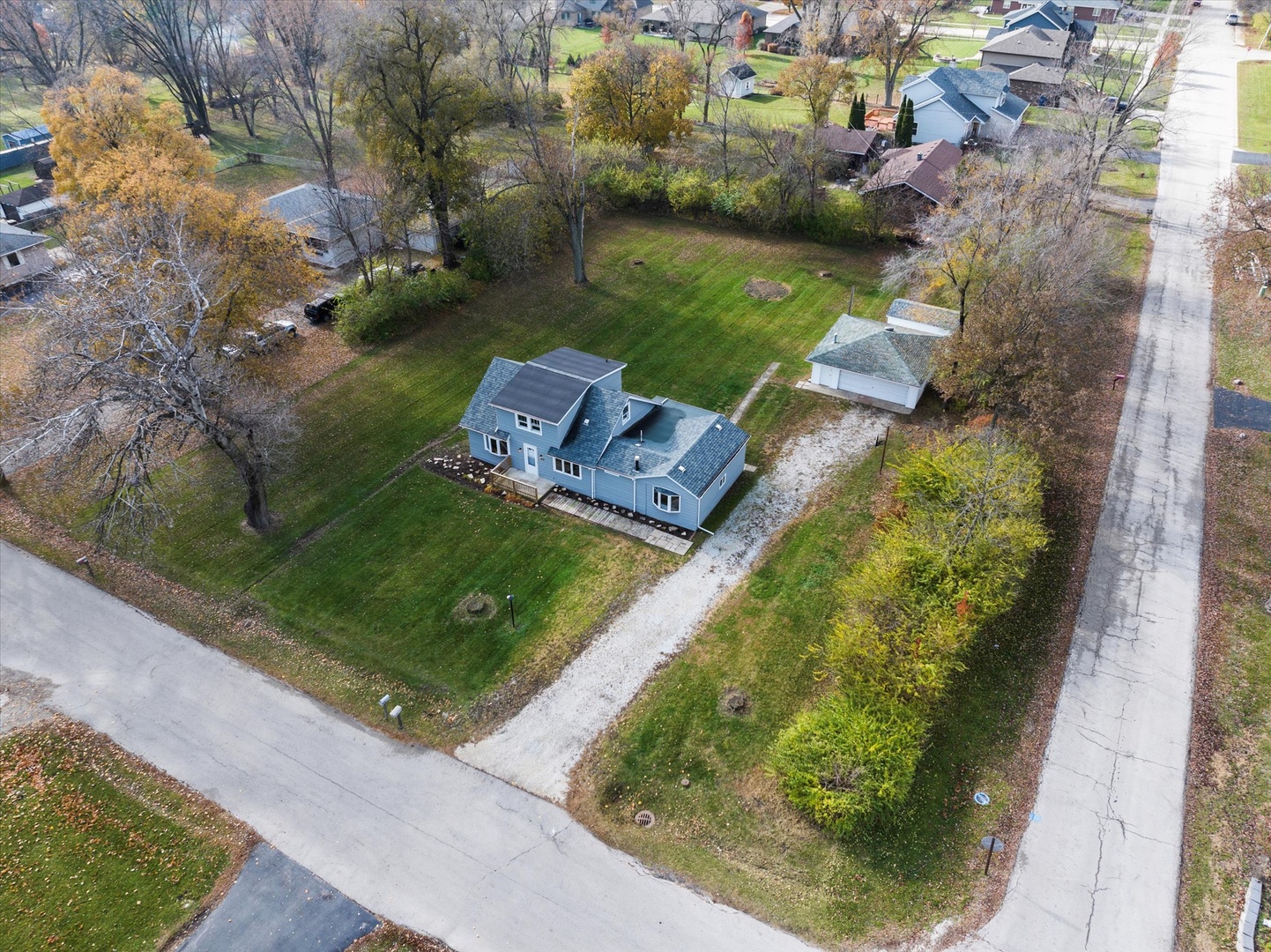 913 Ogden Road New Lenox, IL 60451 - Photo 4 of 41 an aerial view of a residential houses with outdoor space