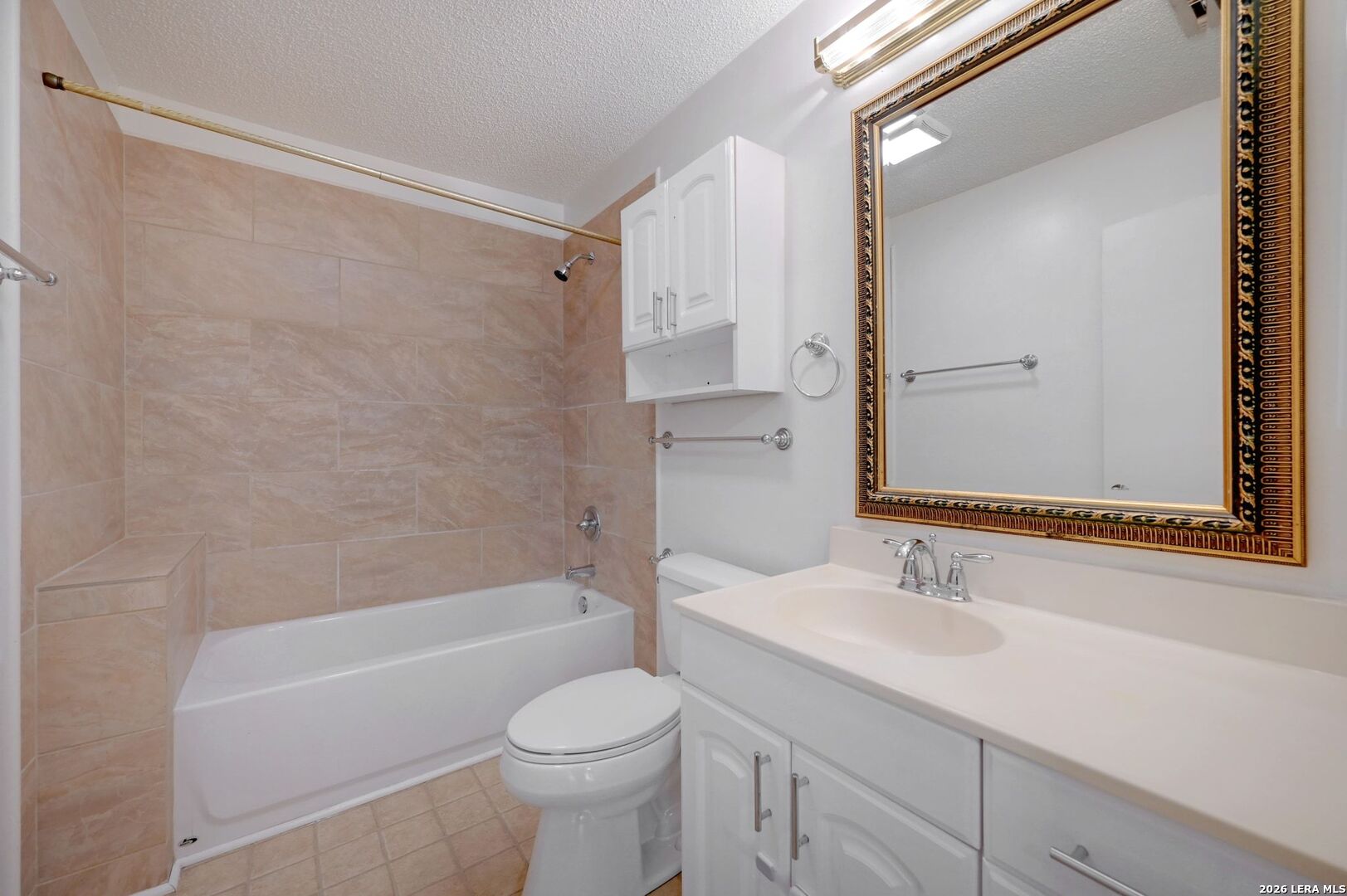 11815 Vance Jackson Road, Unit 1402 San Antonio, TX 78230 - Photo 21 of 29 a bathroom with a sink a toilet and a bathtub