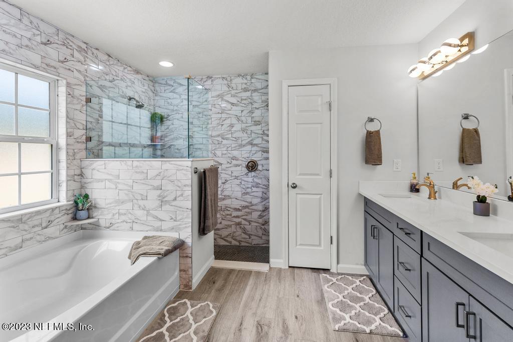 54150 Deerfield Country Club Road Callahan, FL 32011 - Photo 24 of 37 a bathroom with a tub sink and mirror