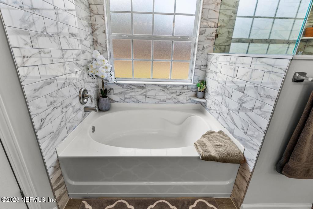 54150 Deerfield Country Club Road Callahan, FL 32011 - Photo 25 of 37 a bathroom with a bathtub