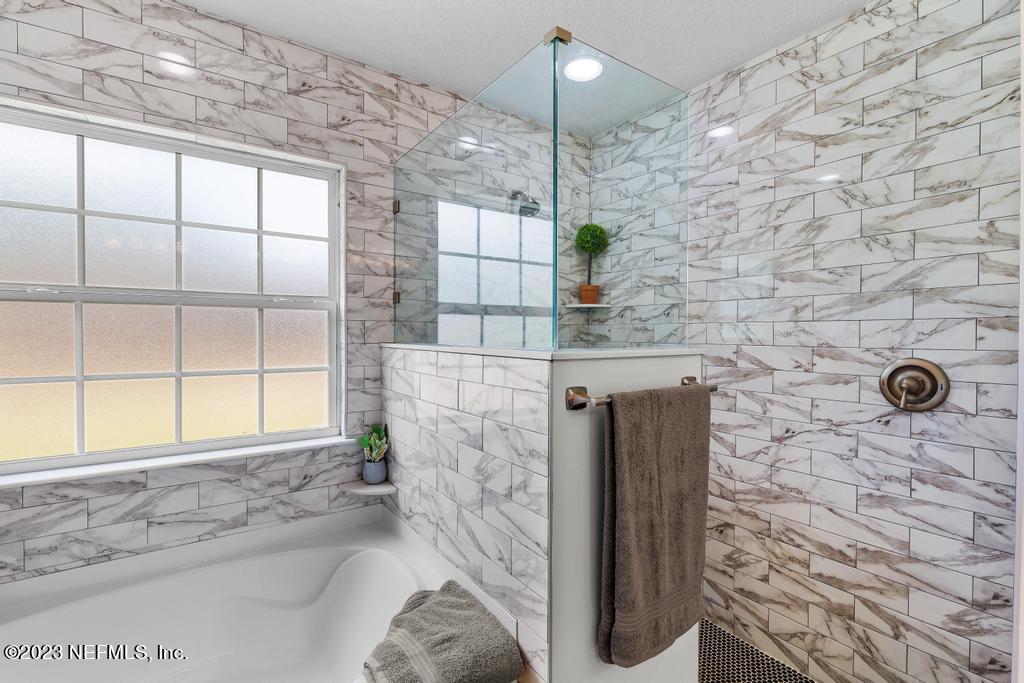 54150 Deerfield Country Club Road Callahan, FL 32011 - Photo 26 of 37 a bathroom with a shower