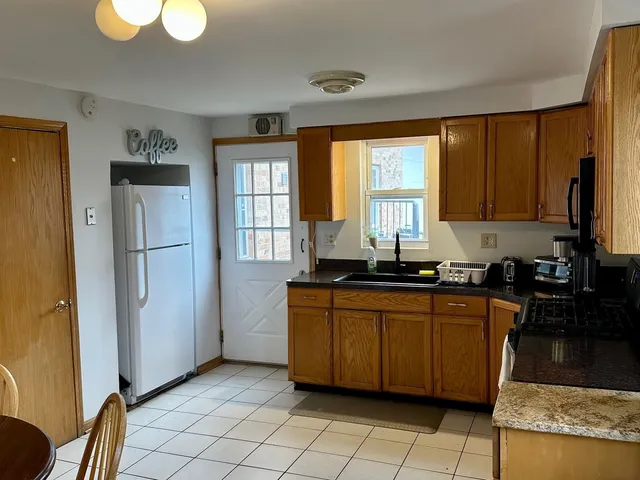$1,950 | 915 East Oakton Street, Unit A, Des Plaines, IL 60018