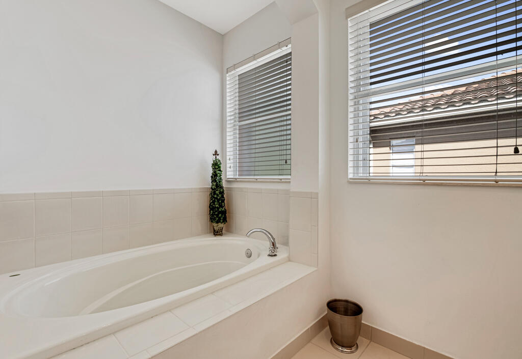 514 Cresta Circle West Palm Beach, FL 33413 - Photo 29 of 74 a bathroom with a bathtub