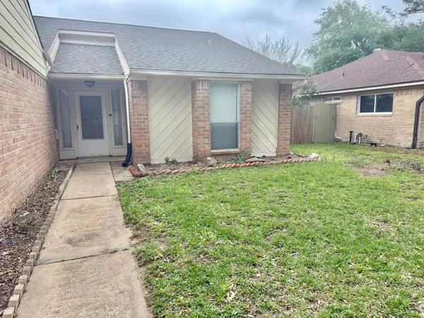 $1,900 | 10422 Eagle Glen Drive, Houston, TX 77041