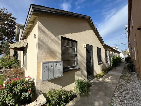 $2,000 | 75 Granada Avenue, Long Beach, CA 90803