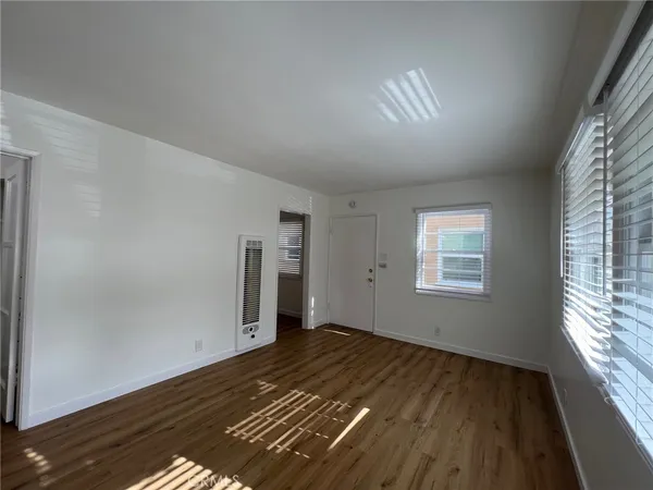 $2,000 | 75 Granada Avenue, Long Beach, CA 90803