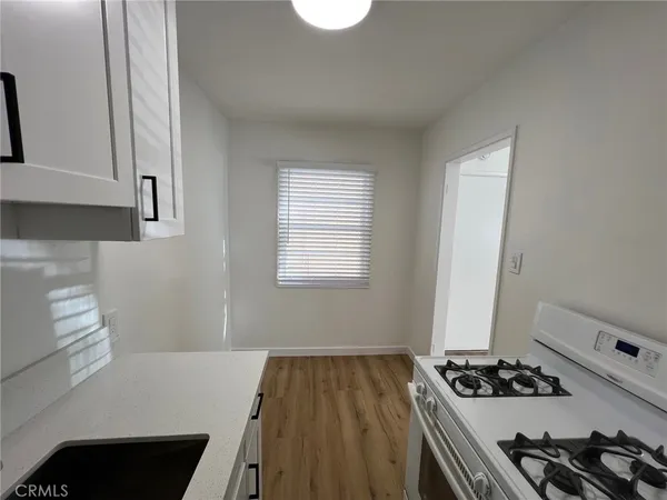 $2,000 | 75 Granada Avenue, Long Beach, CA 90803