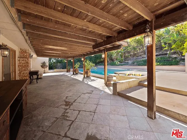 a view of a backyard