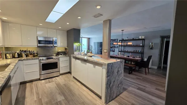 $3,500 | 5825 Collins Avenue, Unit 8J, Miami Beach, FL 33140