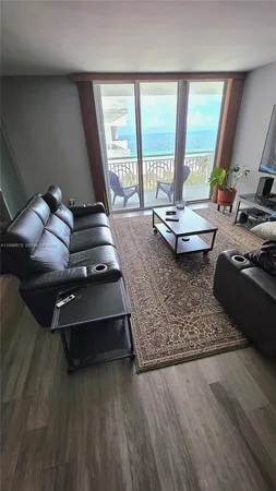 $3,500 | 5825 Collins Avenue, Unit 8J, Miami Beach, FL 33140