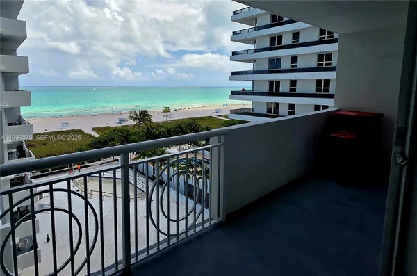 $3,500 | 5825 Collins Avenue, Unit 8J, Miami Beach, FL 33140
