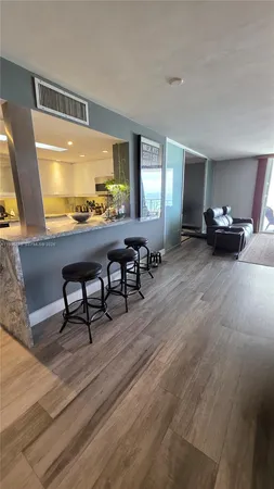 $3,500 | 5825 Collins Avenue, Unit 8J, Miami Beach, FL 33140