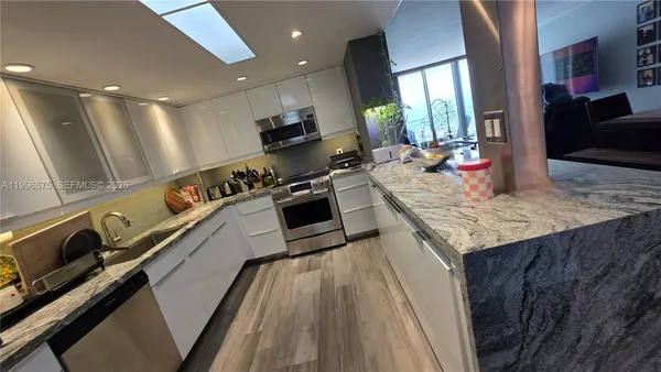 $3,500 | 5825 Collins Avenue, Unit 8J, Miami Beach, FL 33140