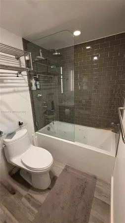 $3,500 | 5825 Collins Avenue, Unit 8J, Miami Beach, FL 33140