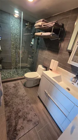 $3,500 | 5825 Collins Avenue, Unit 8J, Miami Beach, FL 33140