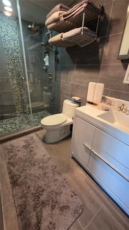 $3,500 | 5825 Collins Avenue, Unit 8J, Miami Beach, FL 33140