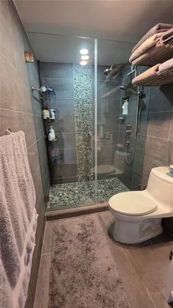 $3,500 | 5825 Collins Avenue, Unit 8J, Miami Beach, FL 33140