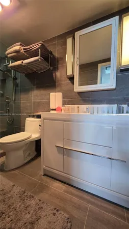 $3,500 | 5825 Collins Avenue, Unit 8J, Miami Beach, FL 33140