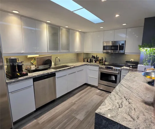 $3,500 | 5825 Collins Avenue, Unit 8J, Miami Beach, FL 33140