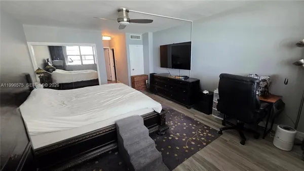 $3,500 | 5825 Collins Avenue, Unit 8J, Miami Beach, FL 33140