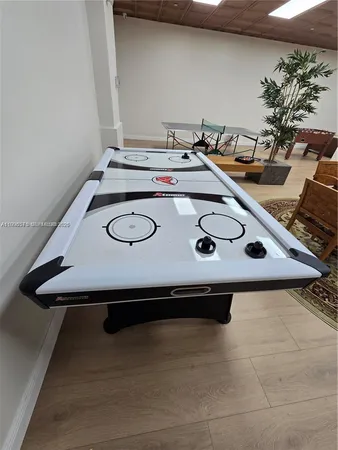 $3,500 | 5825 Collins Avenue, Unit 8J, Miami Beach, FL 33140