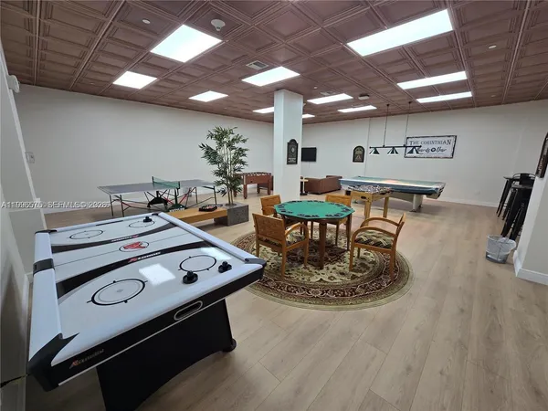 $3,500 | 5825 Collins Avenue, Unit 8J, Miami Beach, FL 33140