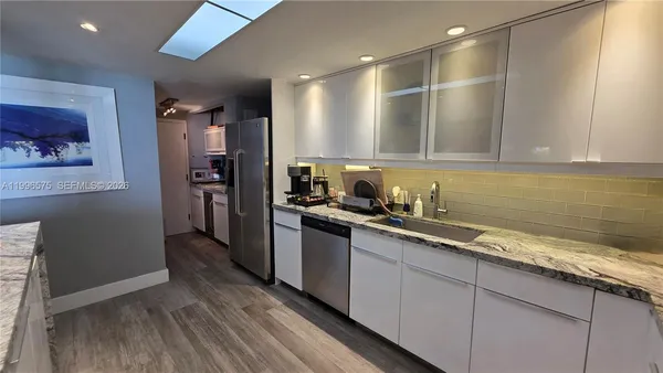 $3,500 | 5825 Collins Avenue, Unit 8J, Miami Beach, FL 33140