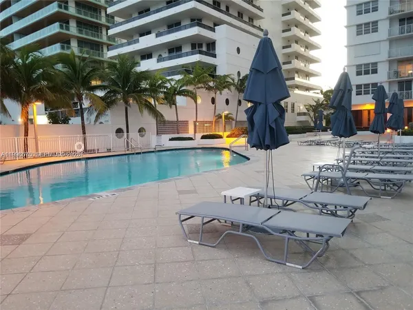 $3,500 | 5825 Collins Avenue, Unit 8J, Miami Beach, FL 33140