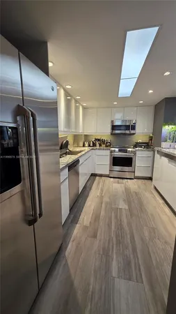 $3,500 | 5825 Collins Avenue, Unit 8J, Miami Beach, FL 33140