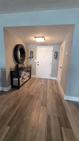 $3,500 | 5825 Collins Avenue, Unit 8J, Miami Beach, FL 33140