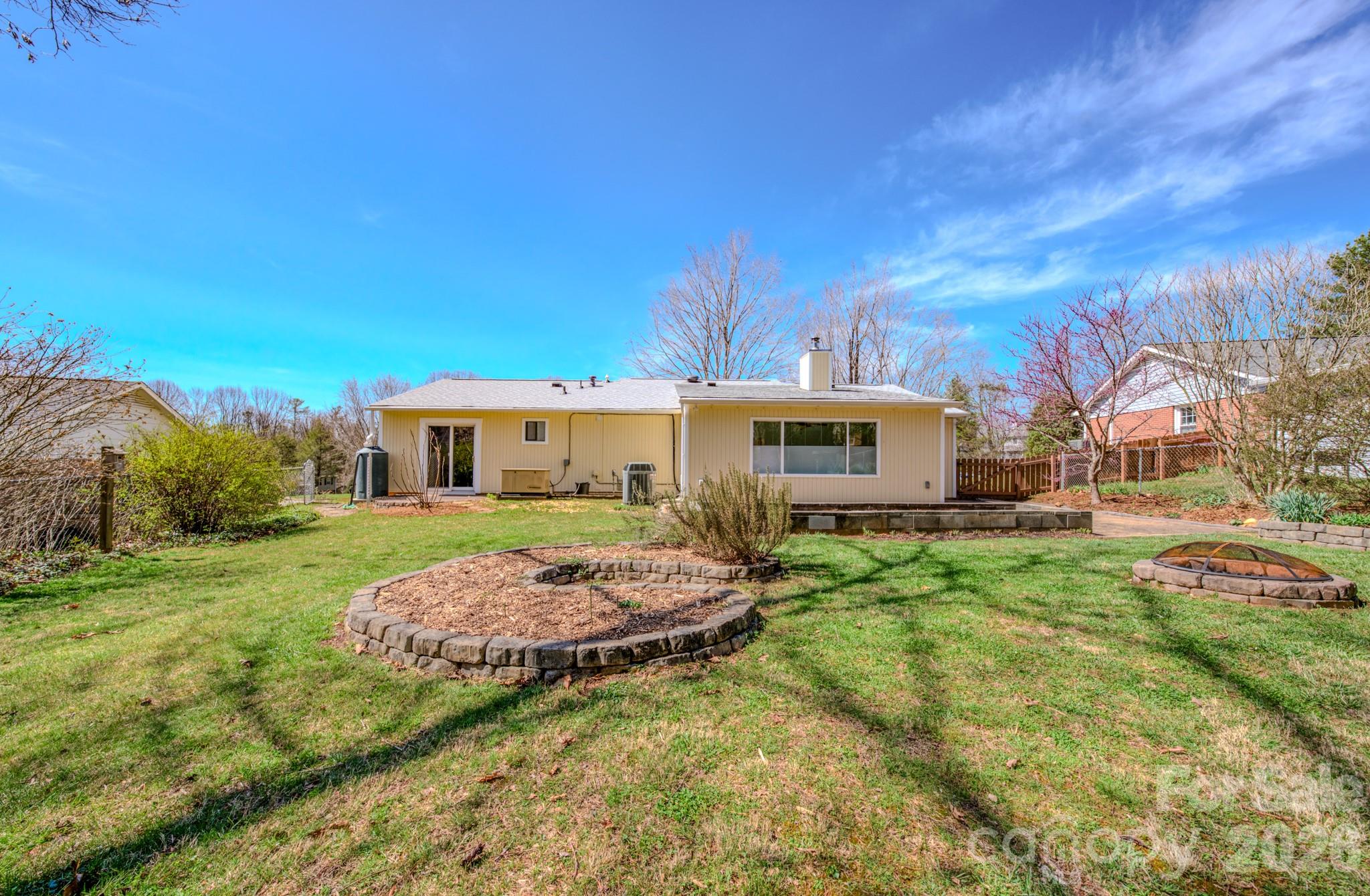 31 Knoll Ridge Drive Asheville, NC 28804 - Photo 4 of 30 a front view of a house with garden