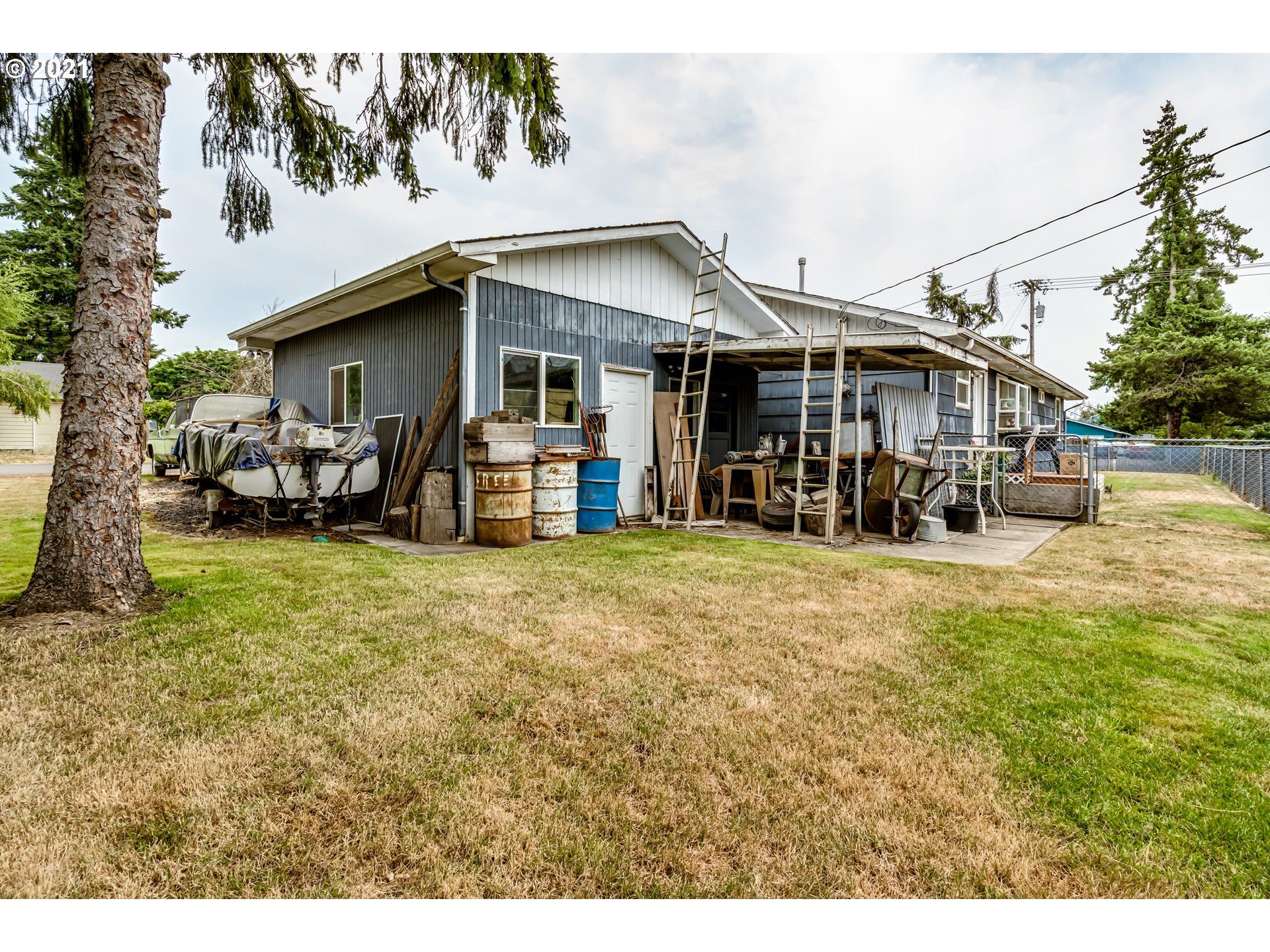 810 22nd Street Springfield, OR 97477 - Photo 5 of 18 a view of a house with back yard