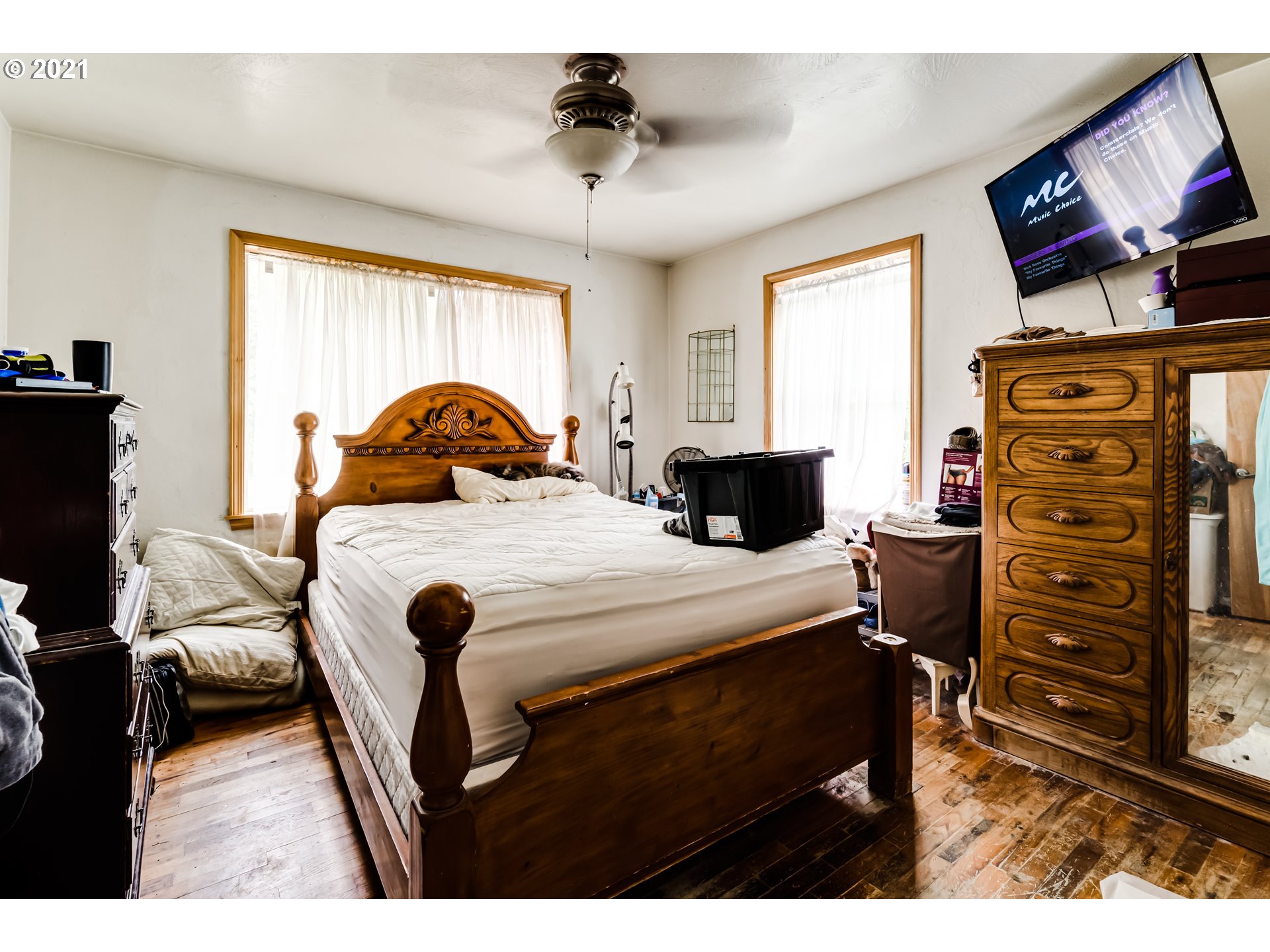 810 22nd Street Springfield, OR 97477 - Photo 8 of 18 a bedroom with a bed and a television