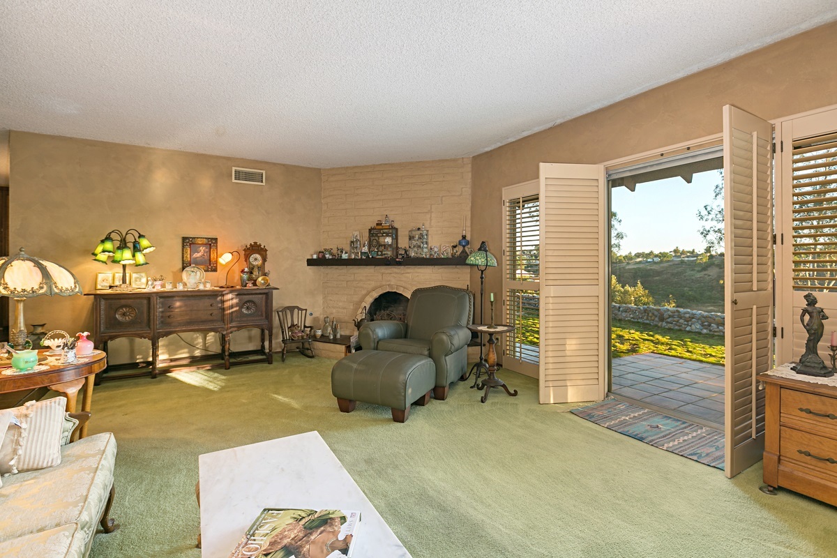 2147 Windmill View Road El Cajon, CA 92020 - Photo 10 of 25 Large Family room