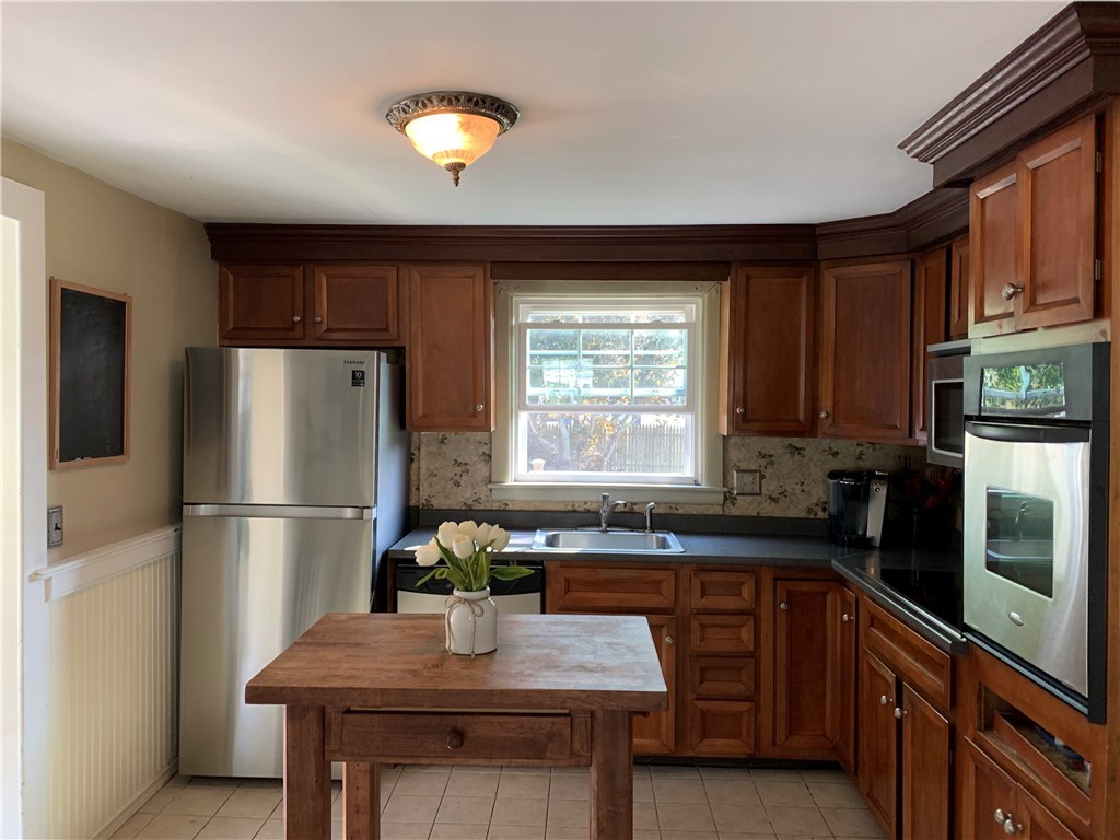 46 Friendly Road East Greenwich, RI 02818 - Photo 5 of 31 Gallery Image 5