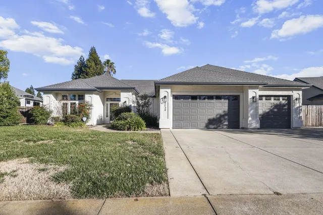 $639,900 | 2724 Western Oak Drive, Redding, CA 96002