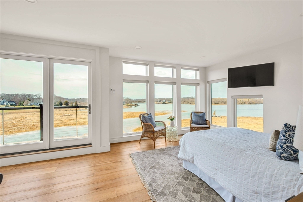 10 Chestnut Place Hingham, MA 02043 - Photo 17 of 32 a large bedroom with a large bed and a large window