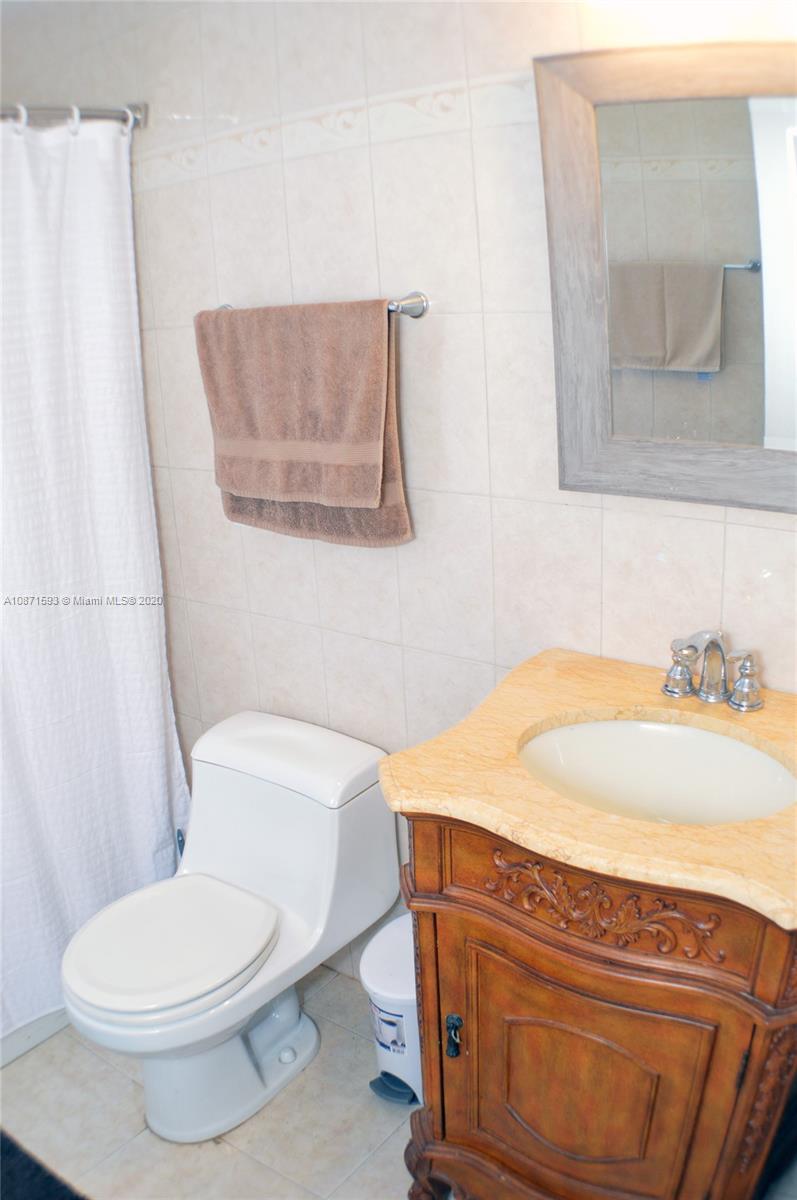 6500 Southwest 148th Avenue Southwest Ranches, FL 33330 - Photo 10 of 25 a bathroom with a toilet a sink and bathtub