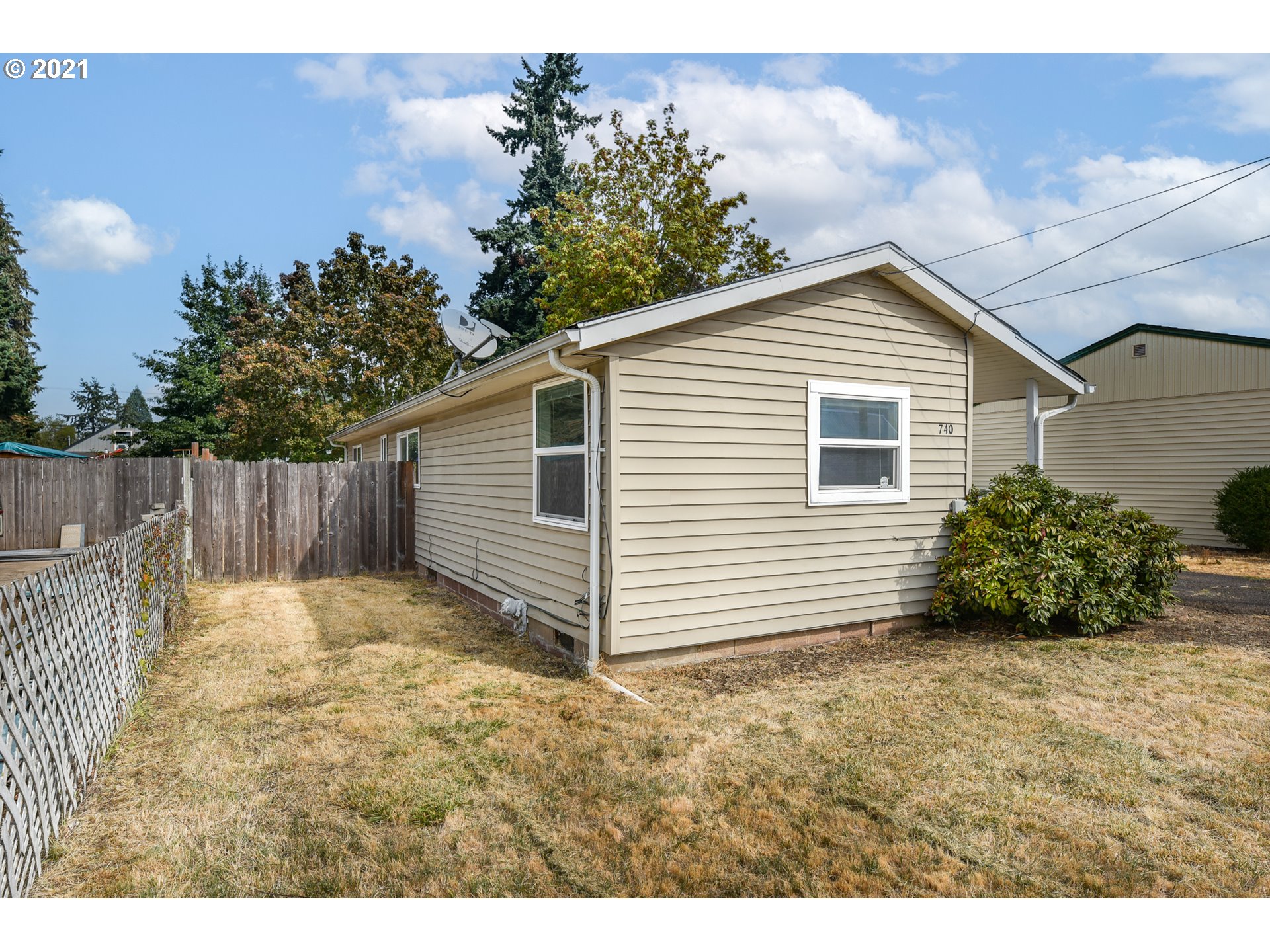 740 West M Street Springfield, OR 97477 - Photo 3 of 23 a backyard of a house