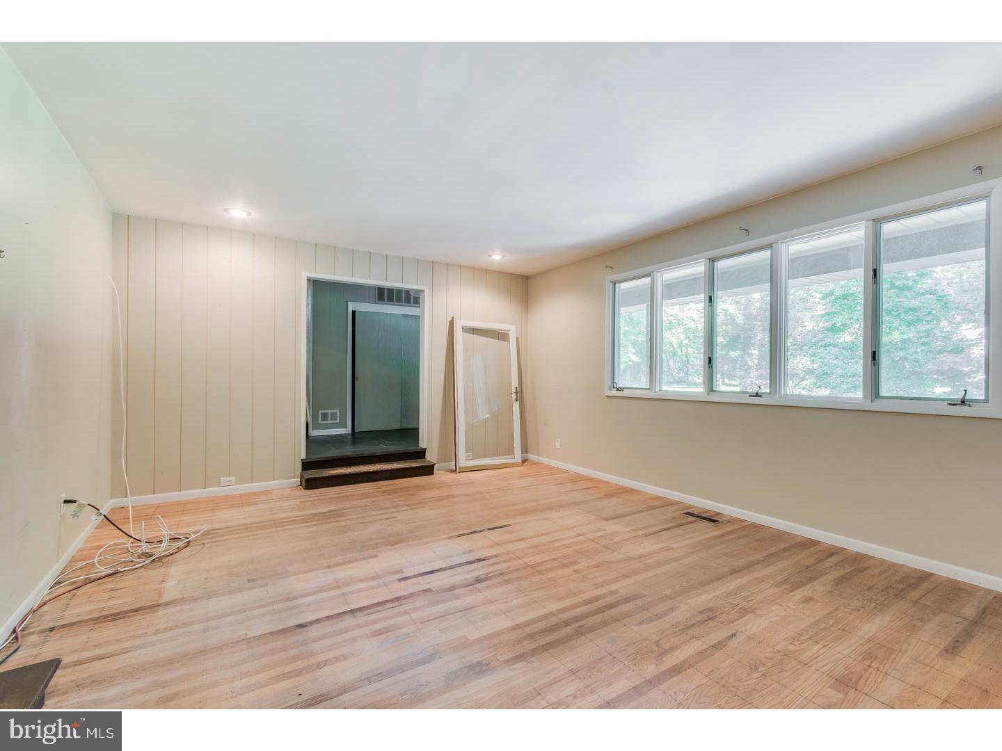 29 Robin Road Moorestown, NJ 08057 - Photo 4 of 25 Living Room