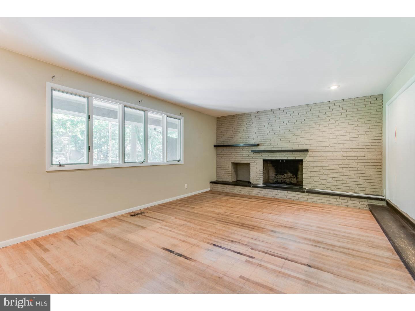29 Robin Road Moorestown, NJ 08057 - Photo 5 of 25 Living Room